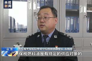 红魔球迷扮成圣诞老人支持主队，然而曼联半场2球落后维拉